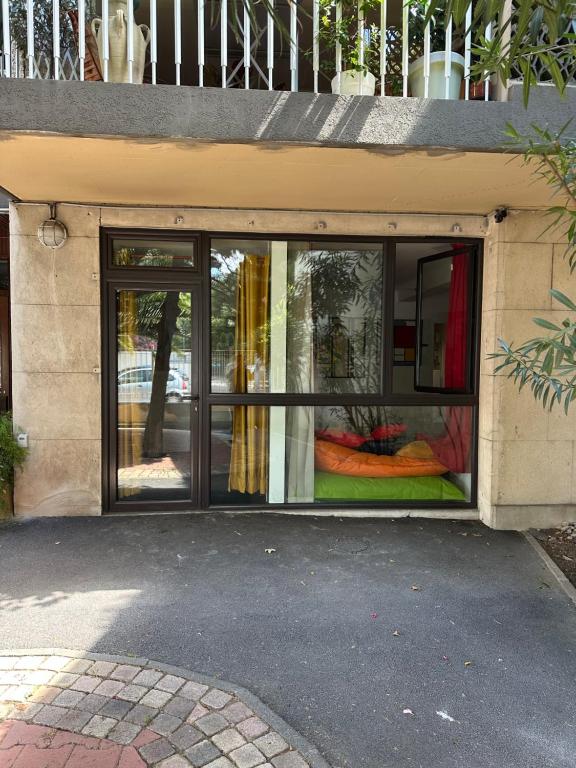 eine Ladefront mit Fenstern mit bunten Vorhängen in der Unterkunft POP appART Appartement Artiste 200 m du centre ville Parking privé gratuit in Avignon