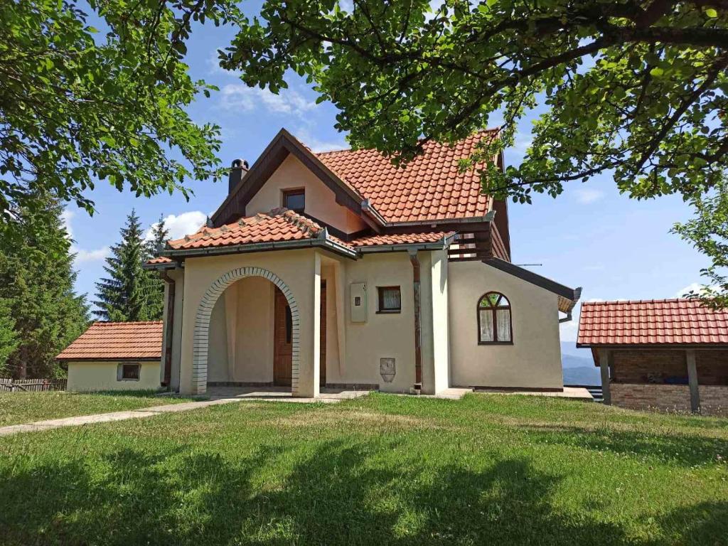 ein kleines Haus mit rotem Dach in der Unterkunft Kuća za odmor Vidikovac in Bajina Bašta