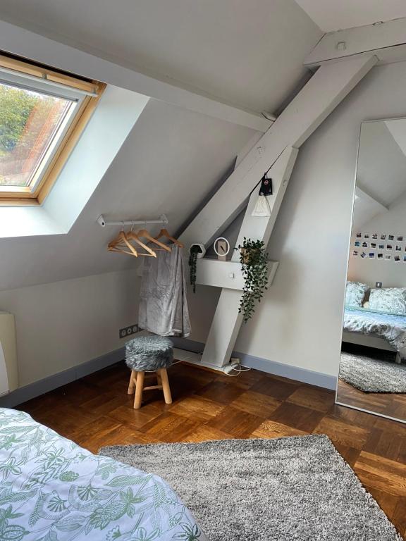 una camera da letto con una scala con uno specchio e un letto di La Gibriaçoise a Gevrey-Chambertin
