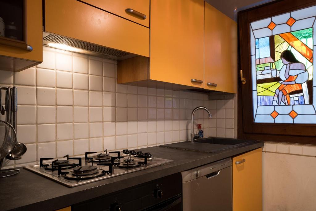 Kuchyň nebo kuchyňský kout v ubytování CASA DI LUCA