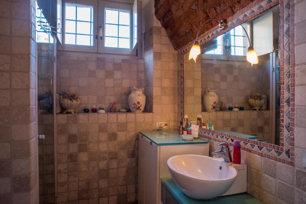 a bathroom with a sink and a mirror at CASA DI LUCA in Stezzano