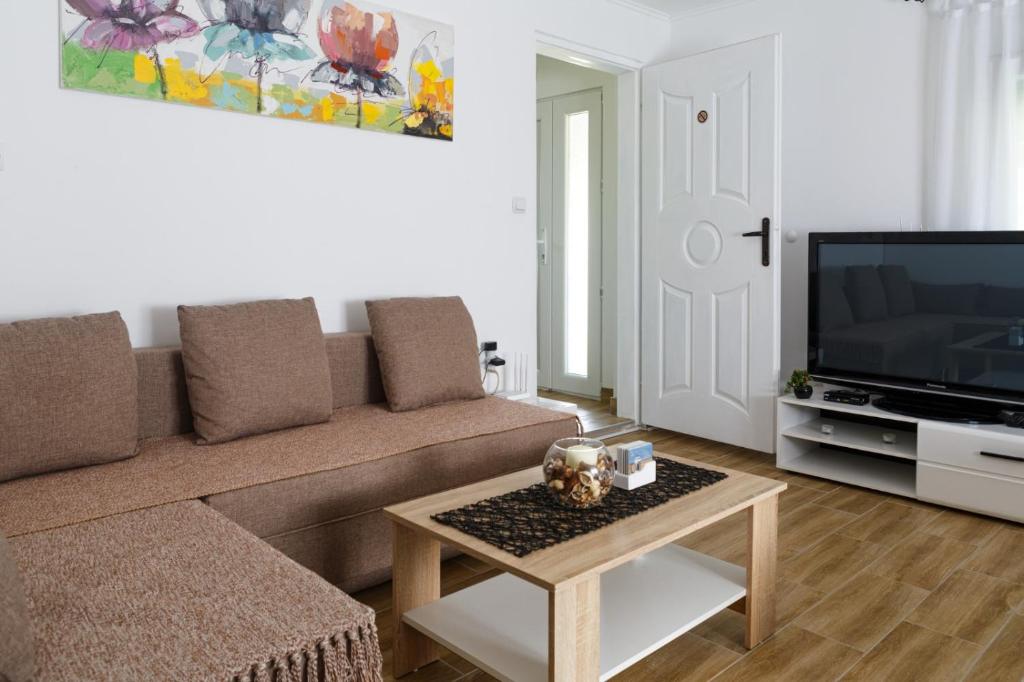 un soggiorno con un divano e un tavolino da caffè di Apartman HILL 1 a Golubac