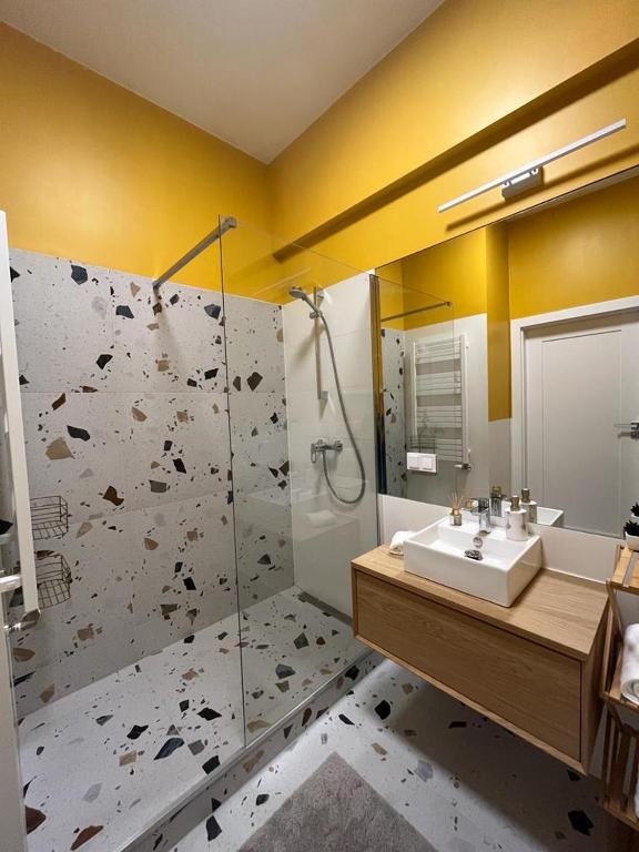 R HOUSE - brand new apartments with patio and garage - 12