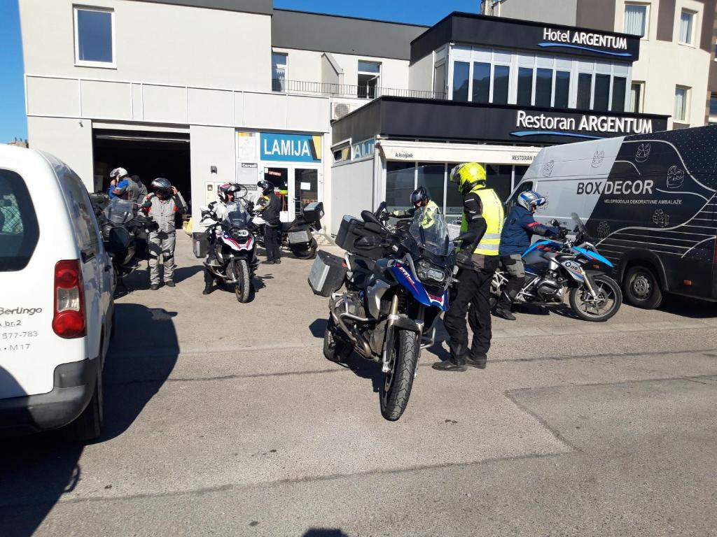 un gruppo di motociclette parcheggiato in un parcheggio di Hotel Argentum a Mostar