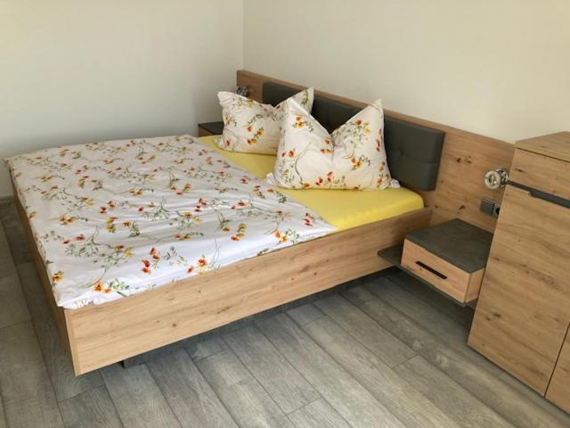 Postel nebo postele na pokoji v ubytování Gästehaus zum See