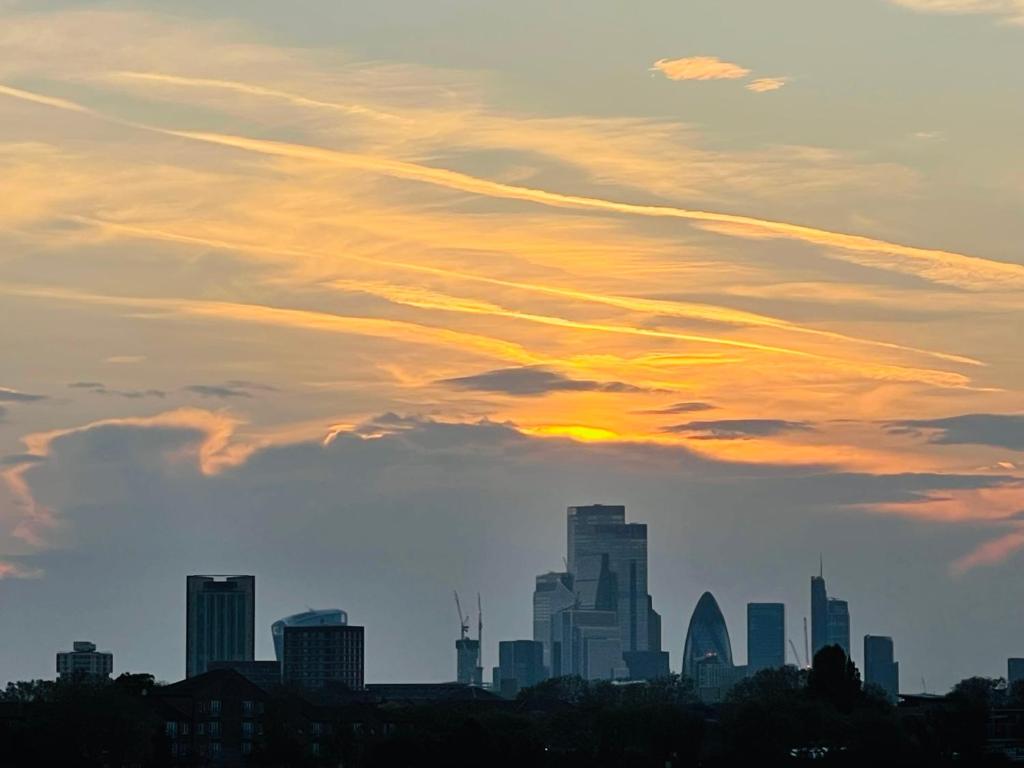 Η ανατολή ή δύση του ηλίου όπως φαίνεται από αυτός ο ξενώνας ή από εκεί κοντά