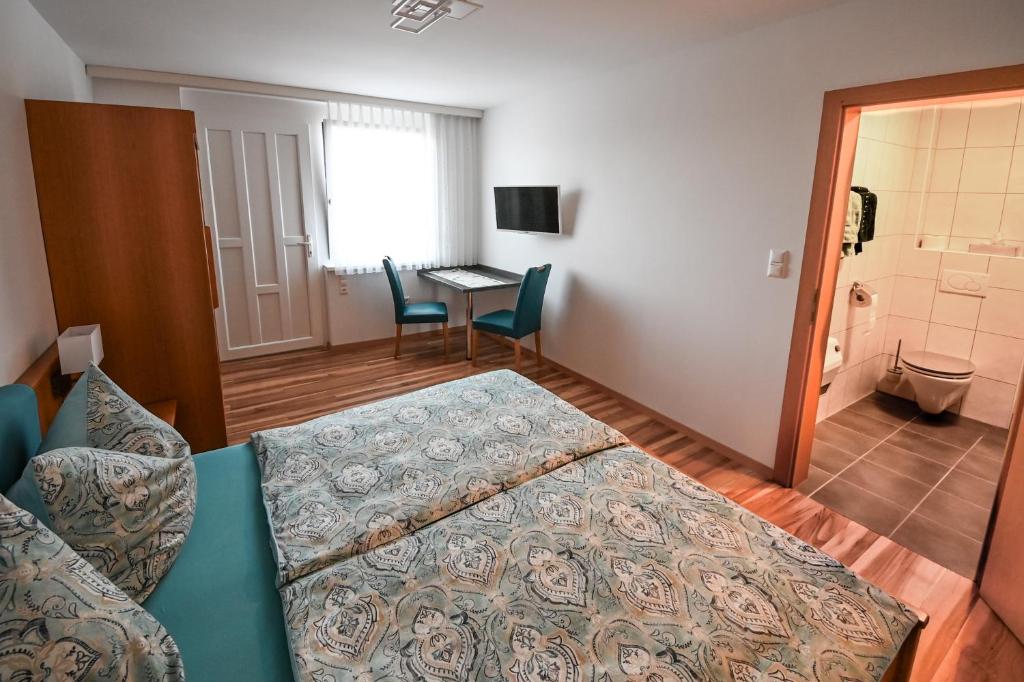 Postel nebo postele na pokoji v ubytování Gästehaus zum See