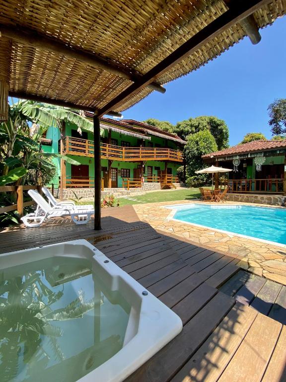 bañera de hidromasaje en una terraza junto a la piscina en Pousada Banana Verde, en Ilhabela
