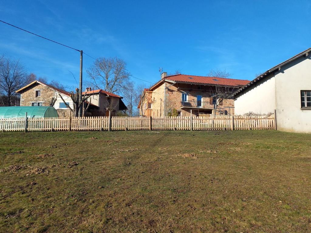 una recinzione di legno di fronte a una casa di LA MAISON DE VALERIE a Quézac