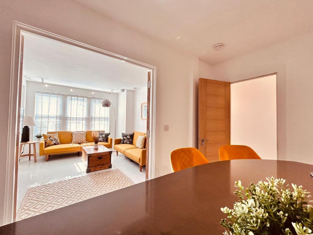 ein Wohnzimmer mit einem Tisch und einem Sofa in der Unterkunft Stunning Spacious B.Apt. Slps.4 in London