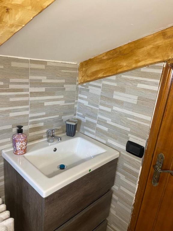 bagno con lavandino bianco in camera di Tulipipì a Sant'Albino