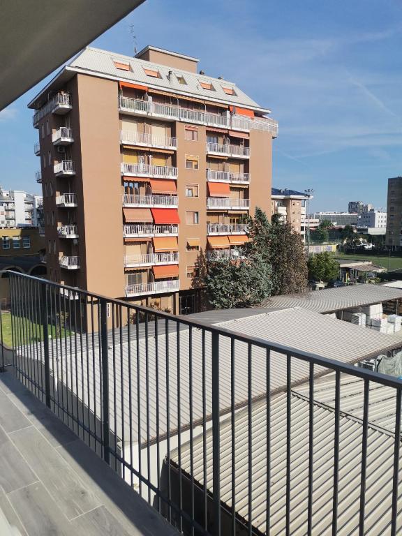 einen Balkon mit Blick auf ein Gebäude in der Unterkunft B&B PORTELLO Le Terrazze 2 in Mailand