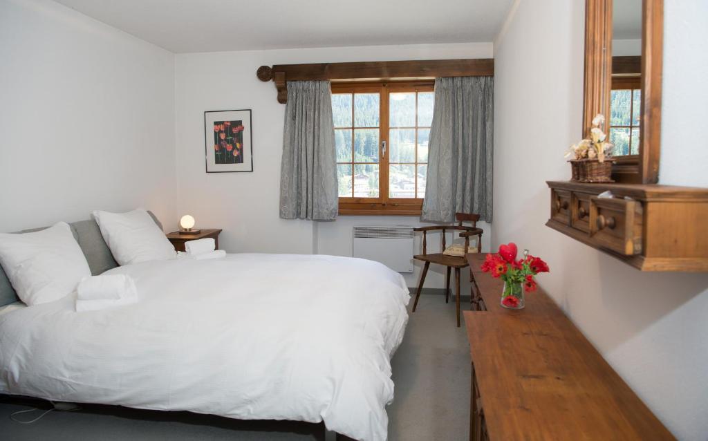 Postel nebo postele na pokoji v ubytování Holiday flat Val di Lai with Jacuzzi for 6 persons-Lenzerheide