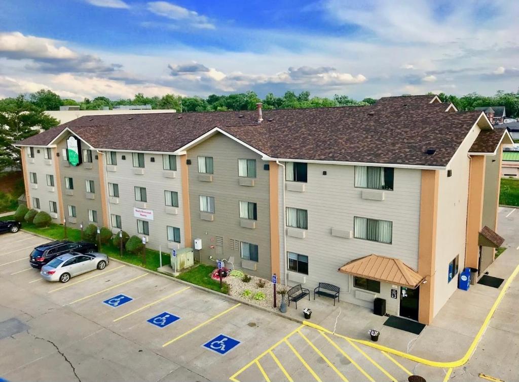 une vue aérienne sur un hôtel avec un parking dans l'établissement The Quincy Inn & Suites, à Quincy