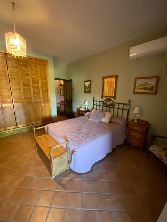 um quarto com uma cama grande e uma mesa em Casa Rural el Zapatero 