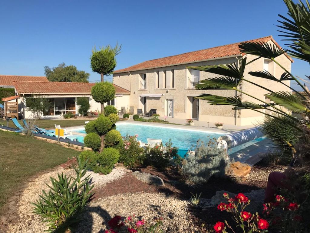 una casa con piscina en un patio en A la Gloriette, en Neuville-du-Poitou