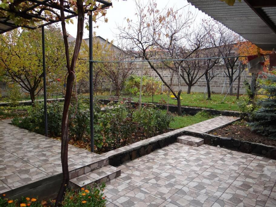 Zahrada ubytování B27: Studio+BDR w/big Garden away from city heat!