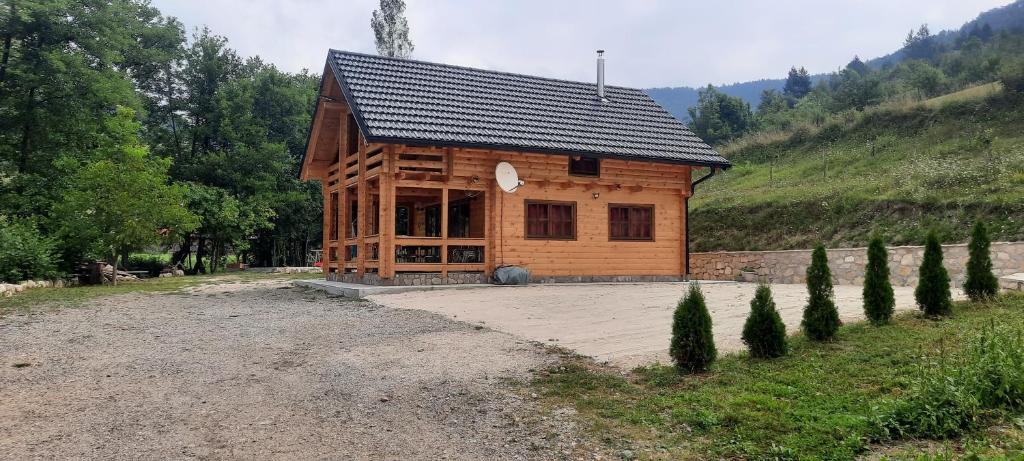 Cabaña de madera en un campo con entrada de grava en Eko kuca Jandro, en Šipovo