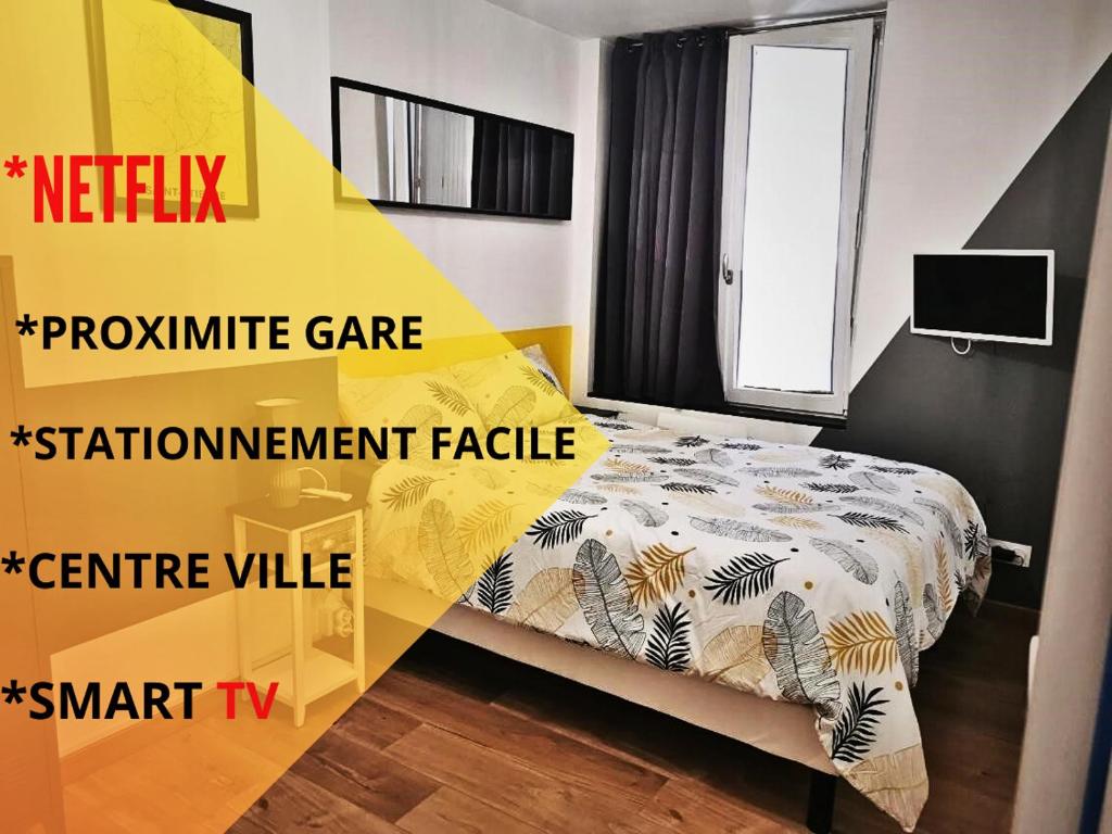 een slaapkamer met een bed met een geel en wit dekbed bij Appart'Hotel Le Chateaucreux Centre ville,Gare in Saint-Étienne