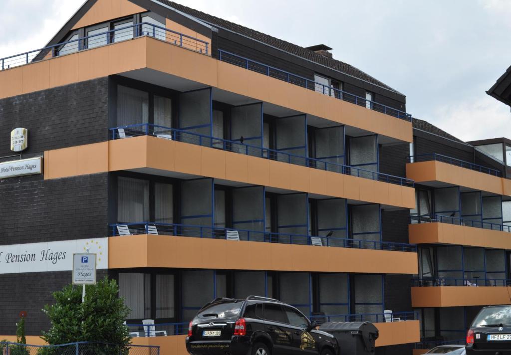 un edificio con coches estacionados frente a él en Hotel Hages, en Bad Salzuflen