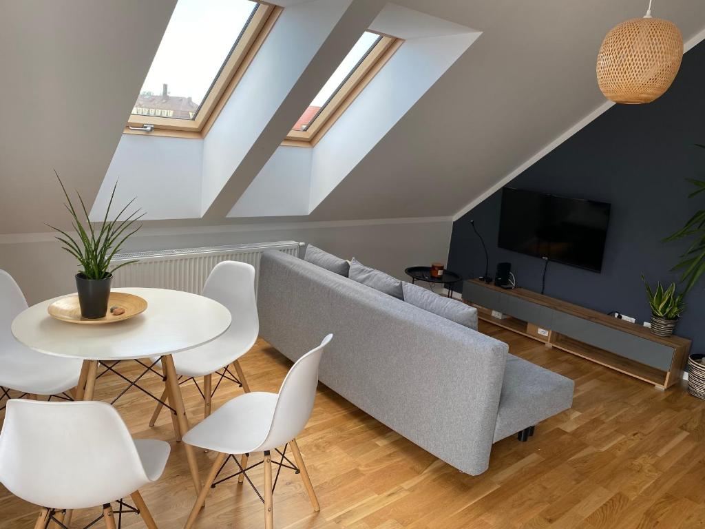 sala de estar con sofá, mesa y sillas en RUBY Apartment- self checkin 24h, en Gdynia