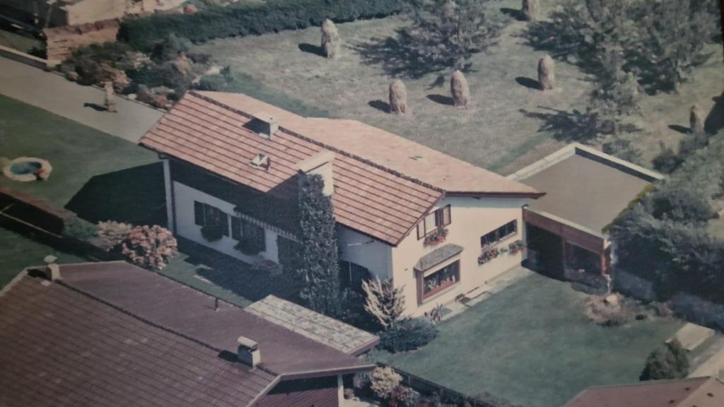 eine Aussicht auf ein Haus mit Dach in der Unterkunft s'KLINGI-Haus in Volders