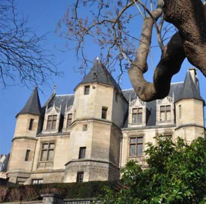 a large castle with an elephant in front of it at Appartement avec Balcon Pontoise PARIS Nord-ouest in Pontoise