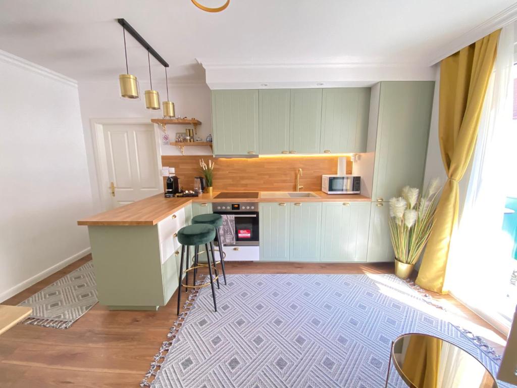 a kitchen with green cabinets and a counter at Royal Delux-Klima,Balkon,Lift-Nähe Schönbrunn in Vienna