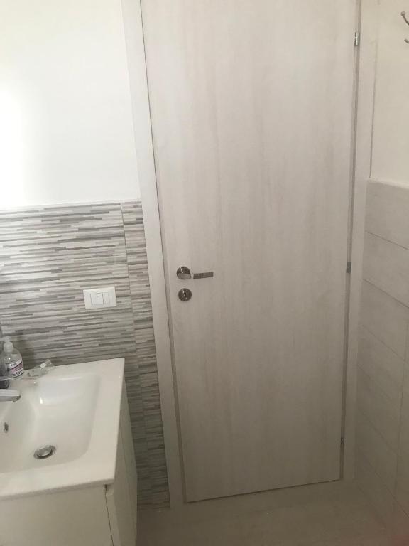 A bathroom at Modern Apartment in San Giorgio Timpirussi, Sea View, 90 m²