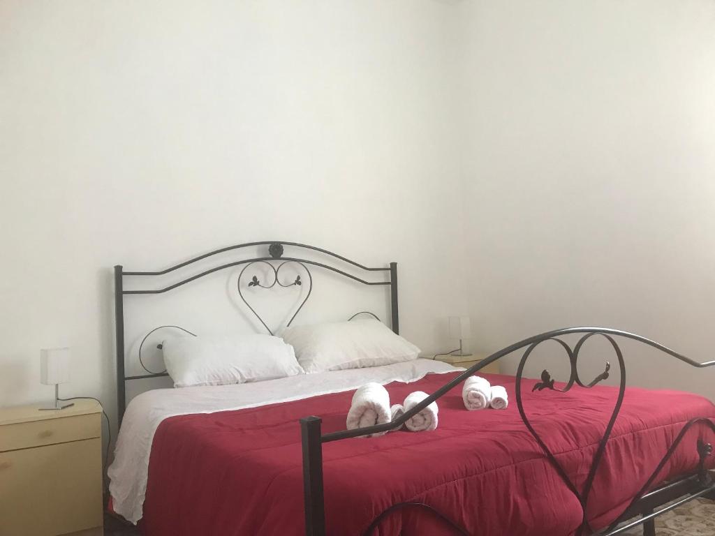 A bed or beds in a room at Modern Apartment in San Giorgio Timpirussi, Sea View, 90 m²