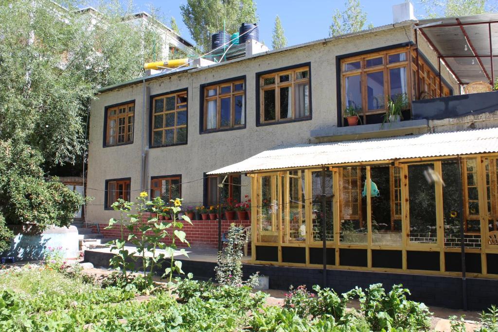 un bâtiment avec beaucoup de fenêtres dans une cour dans l'établissement Karma Lodge, à Leh