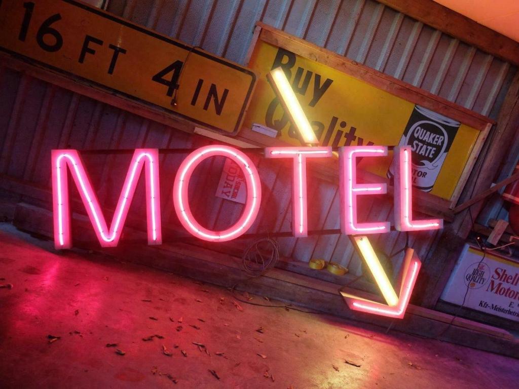 a neon sign that says m left on a wall at Monteurzimmer Riesa in Riesa