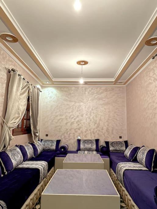 une chambre avec des canapés violets dans l'établissement calm space near to valle, à Ourika