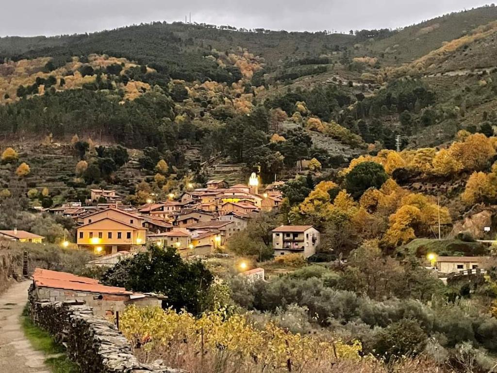 un pequeño pueblo en un valle con una montaña en Luna Menguante, en Robledillo de Gata