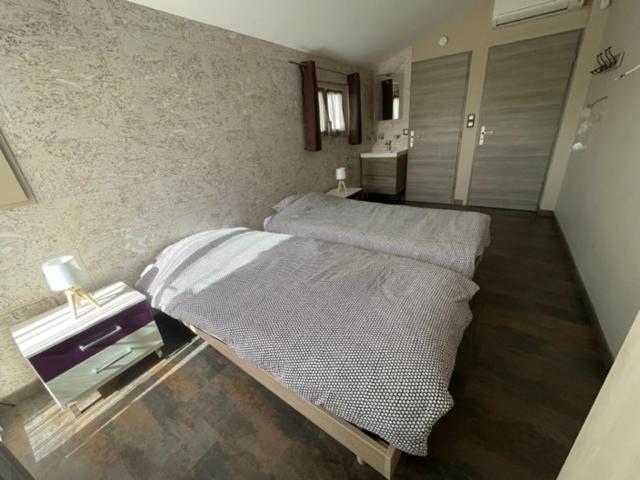 1 dormitorio con 2 camas en una habitación en Chambre sur le bassin d'Arcachon, en La Teste-de-Buch