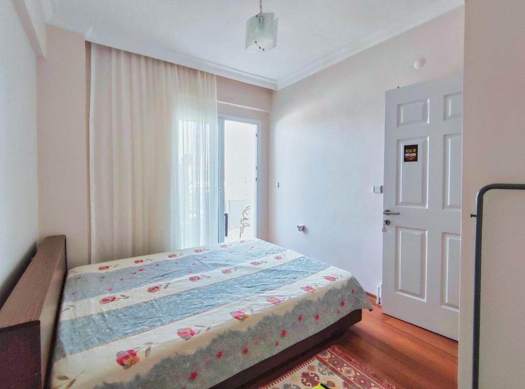 1 dormitorio con 1 cama en una habitación con ventana en enjoy en Cesme