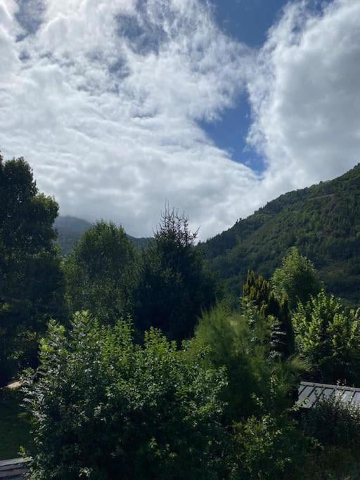 Elle offre une vue sur une montagne avec des arbres et un ciel. dans l'établissement Appartement cœur vallée d'Aure, à Vielle-Aure