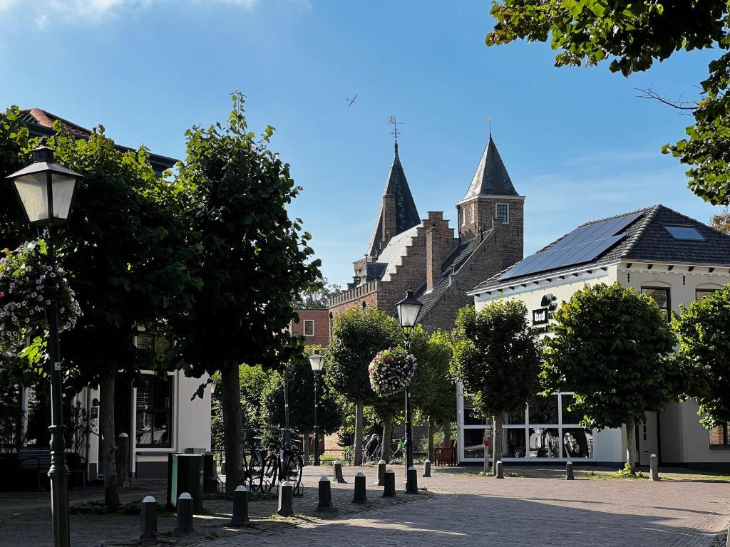 een straat in een stad met een kerk bij Bed en Baguette in Burgh Haamstede