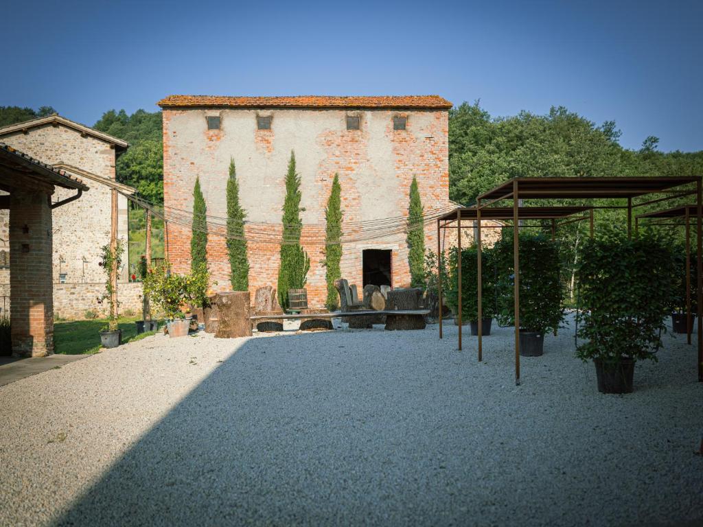 duży budynek z drzewami przed nim w obiekcie Agriturismo Podere Tovari w mieście Anghiari