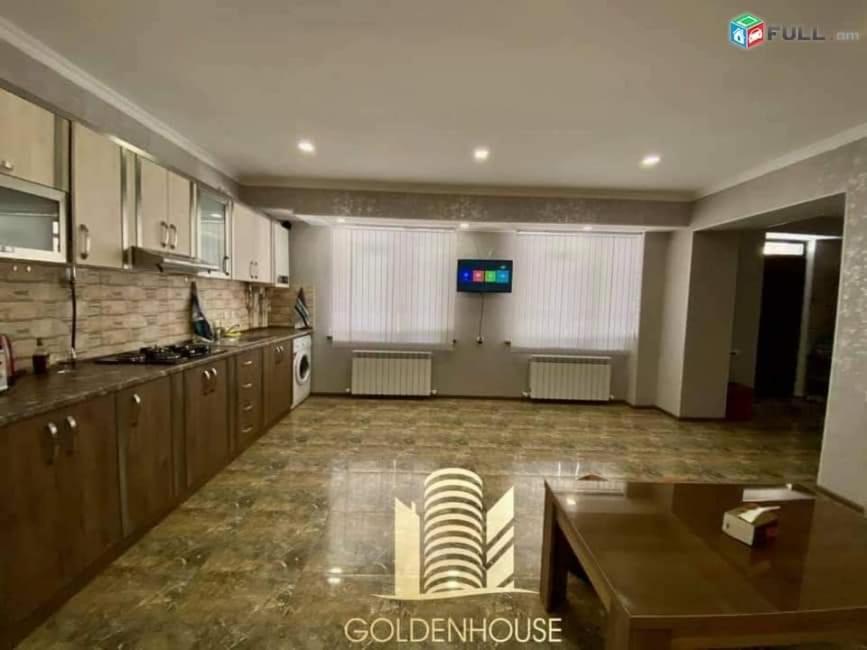 cocina grande con mesa y TV en Luxury apartement in Jermuk, en Jermuk