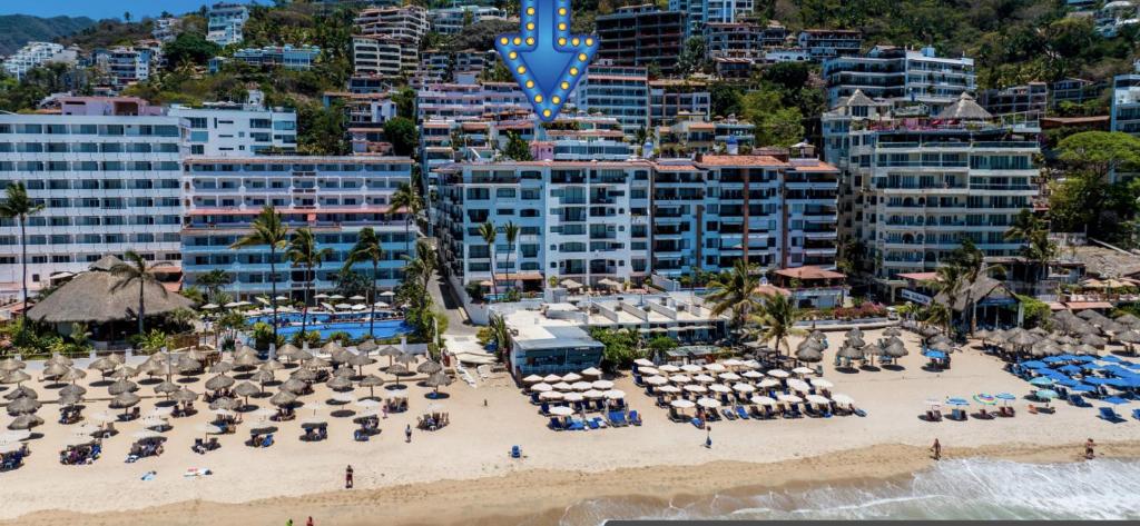 - une vue aérienne sur une plage dotée de tables et de chaises dans l'établissement one Beach st hotel - beach Front 2BD 2BA WITH BALCONY in Zona Romantic Puerto Vallarta, à Puerto Vallarta