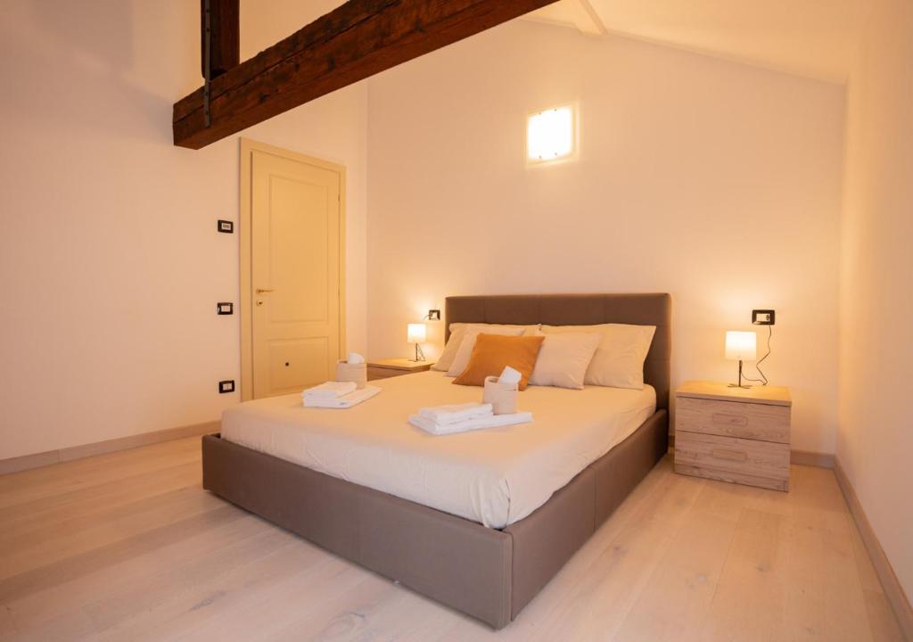 Кровать или кровати в номере Mansarda storica Shakespeare in centro - parcheggio privato