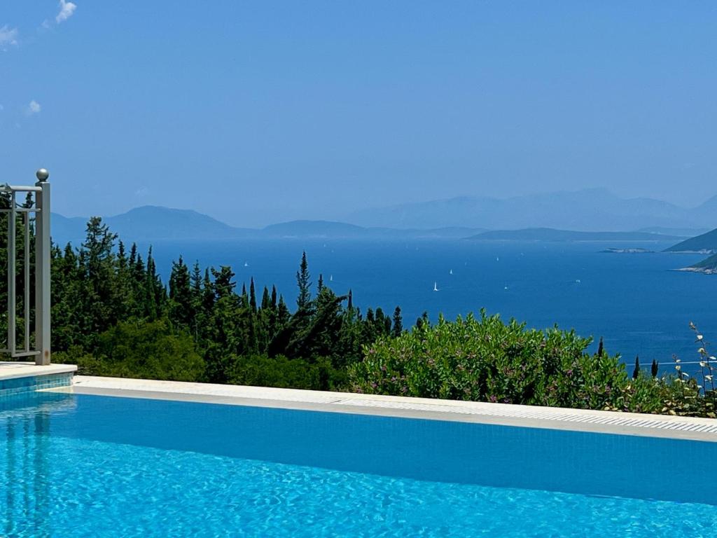 MánganosにあるVilla Vassilis Fiscardo Kefaloniaの海の景色を望む青いスイミングプール