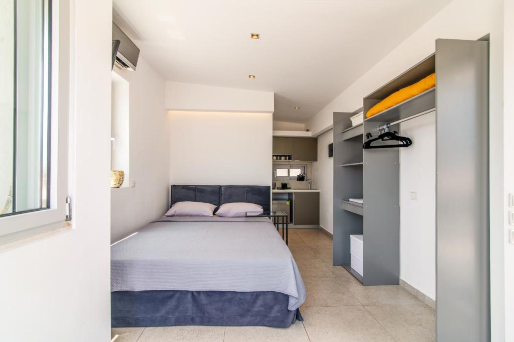 małą sypialnię z łóżkiem w pokoju w obiekcie Kolonaki Square Parthenon Τerrace w Atenach