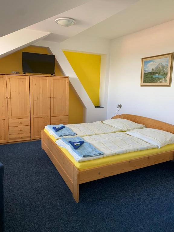Postel nebo postele na pokoji v ubytování hotel Sádek