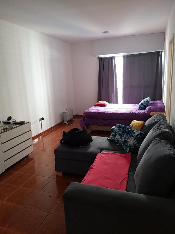 ブエノスアイレスにあるMonoambiente La Bocaのリビングルーム(ソファ、ベッド2台付)