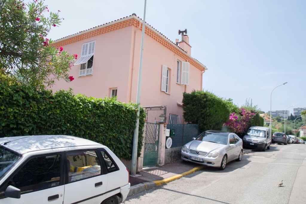 un groupe de voitures garées devant une maison dans l'établissement Villa Véronique, à Roquebrune-Cap-Martin