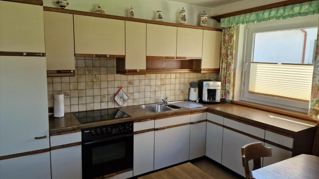 Kuchyň nebo kuchyňský kout v ubytování s'KLINGI-Haus