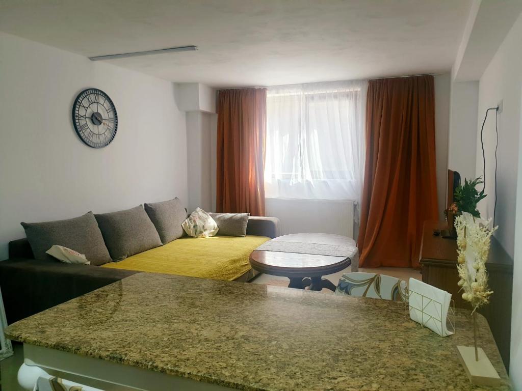 a small living room with a bed and a table at Enjoy BDF in Vatra Dornei