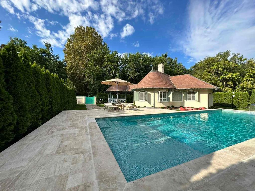 una piscina frente a una casa en Elite House en Palić